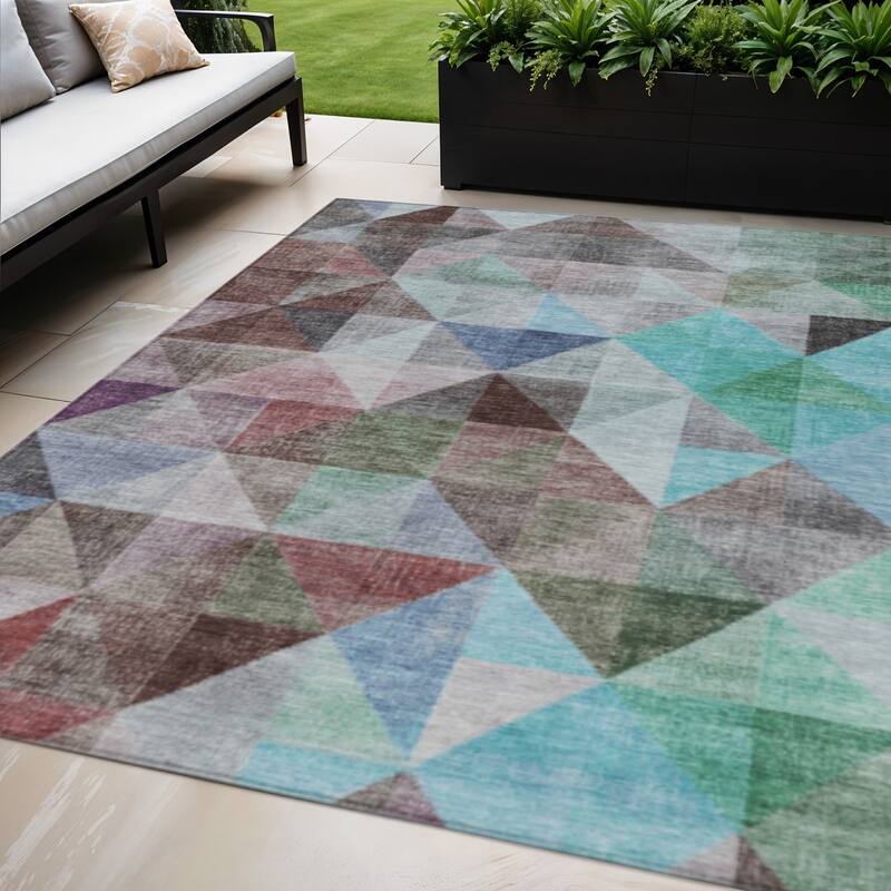 HomeRoots Geometric Transitional Rectangle Outdoor Rug - 5' X 8'