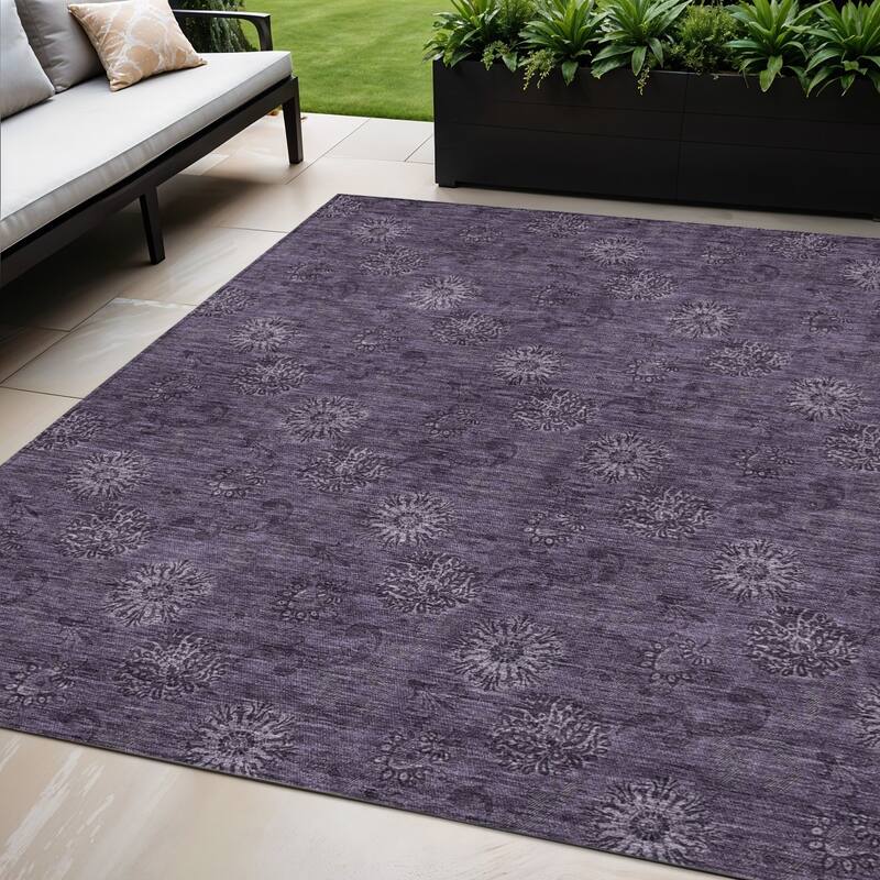 HomeRoots Floral Transitional Rectangle Outdoor Rug - 5' X 8'