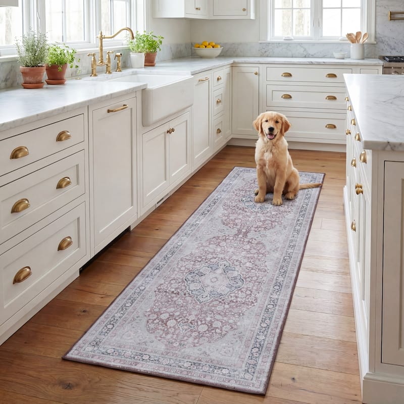 SAFAVIEH Tucson Machine Washable Slip Resistant Ueli Traditional Oriental