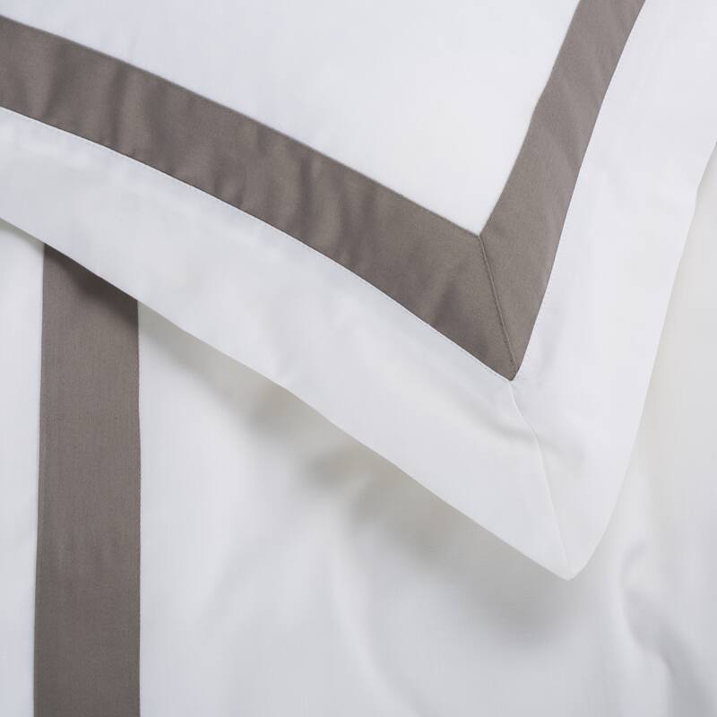 SAFAVIEH Home Hotel Collection Bold Fabric Border 300Tc Percale 3-piece Duvet Cover Set