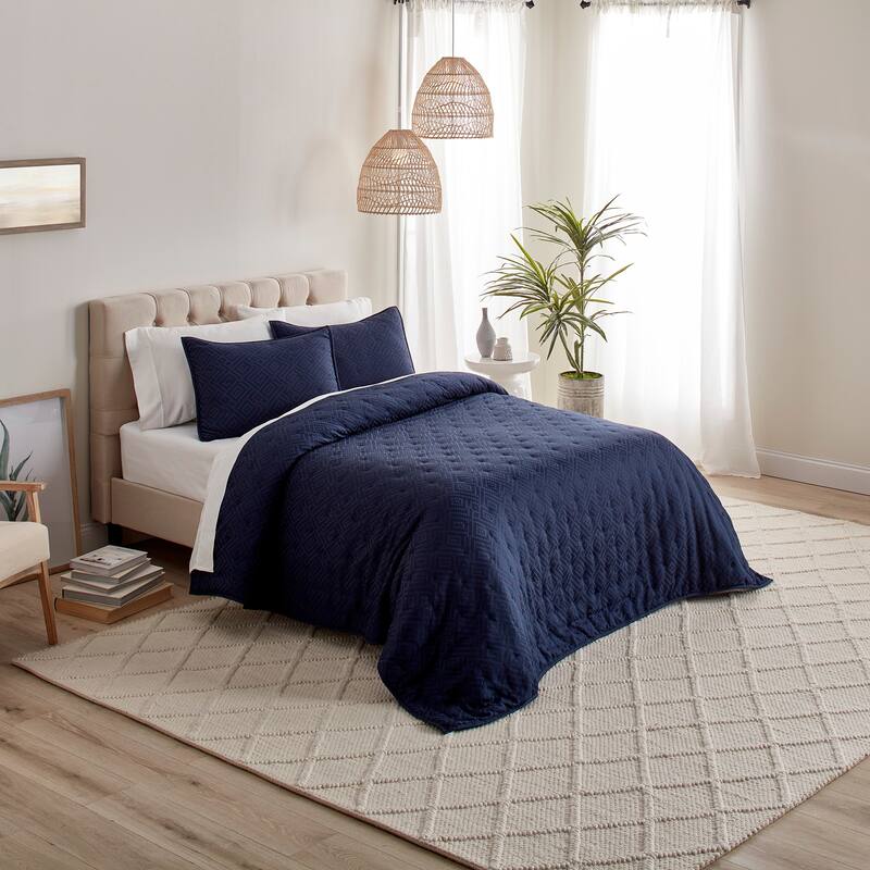 Anne Klein Torringford Quilt Set, Lightweight Bedspread Summer Quilt for All Season - Navy - King - 3 Piece