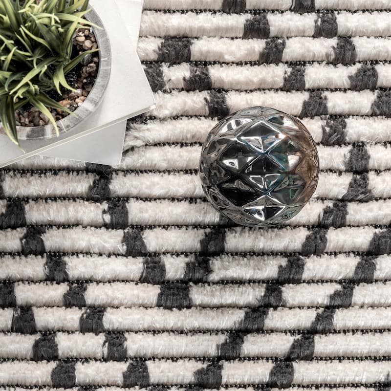 Nuloom Tatiana Soft Shaggy Textured Modern Diamond Fringe Area Rug