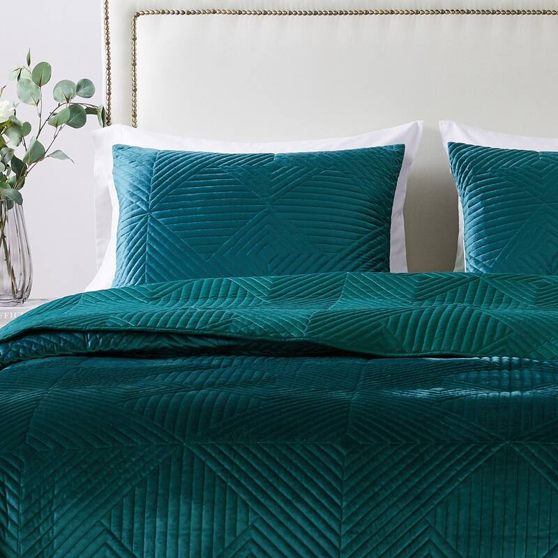 Barefoot Bungalow Riviera Velvet Modern Quilt and Pillow Sham Set