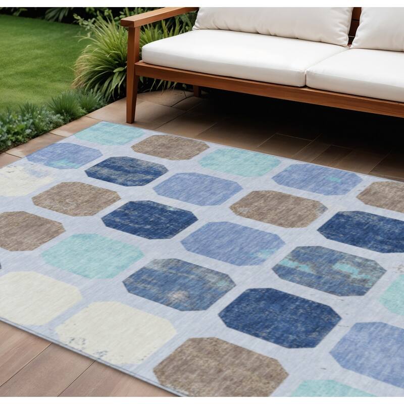 HomeRoots Geometric Transitional Rectangle Outdoor Rug - 8' X 10'