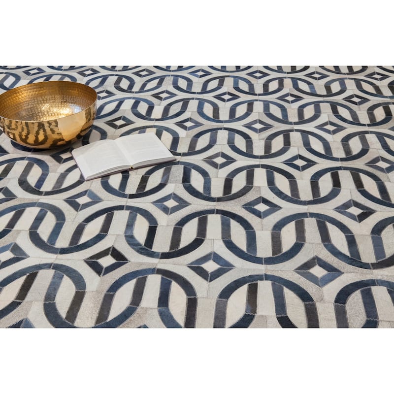 EXQUISITE RUGS Natural Hide Hand-stitched Leather Hide Silver/Blue Area Rug.