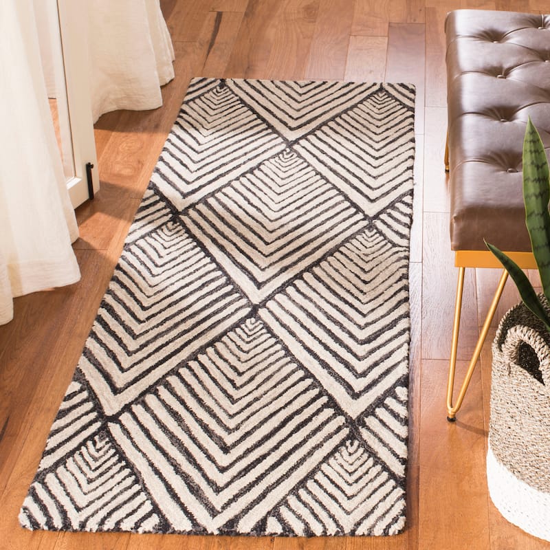 SAFAVIEH Handmade Micro-Loop Hinderike Wool Rug