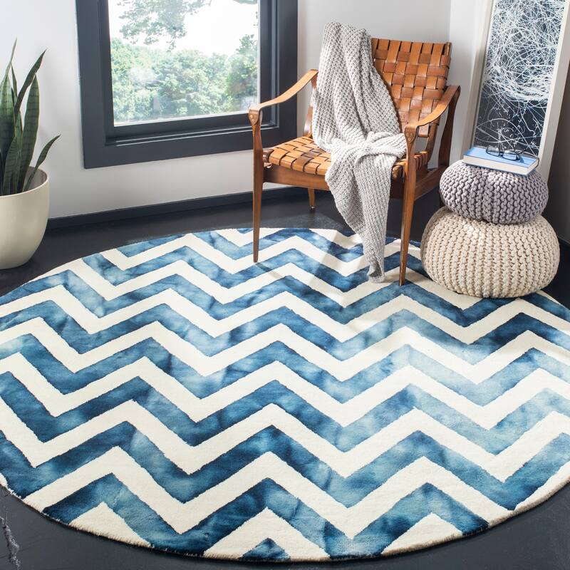 SAFAVIEH Dip Dye Erkhild Hand-tufted Wool Chevron Area Rug - 7' Round - Ivory/Navy