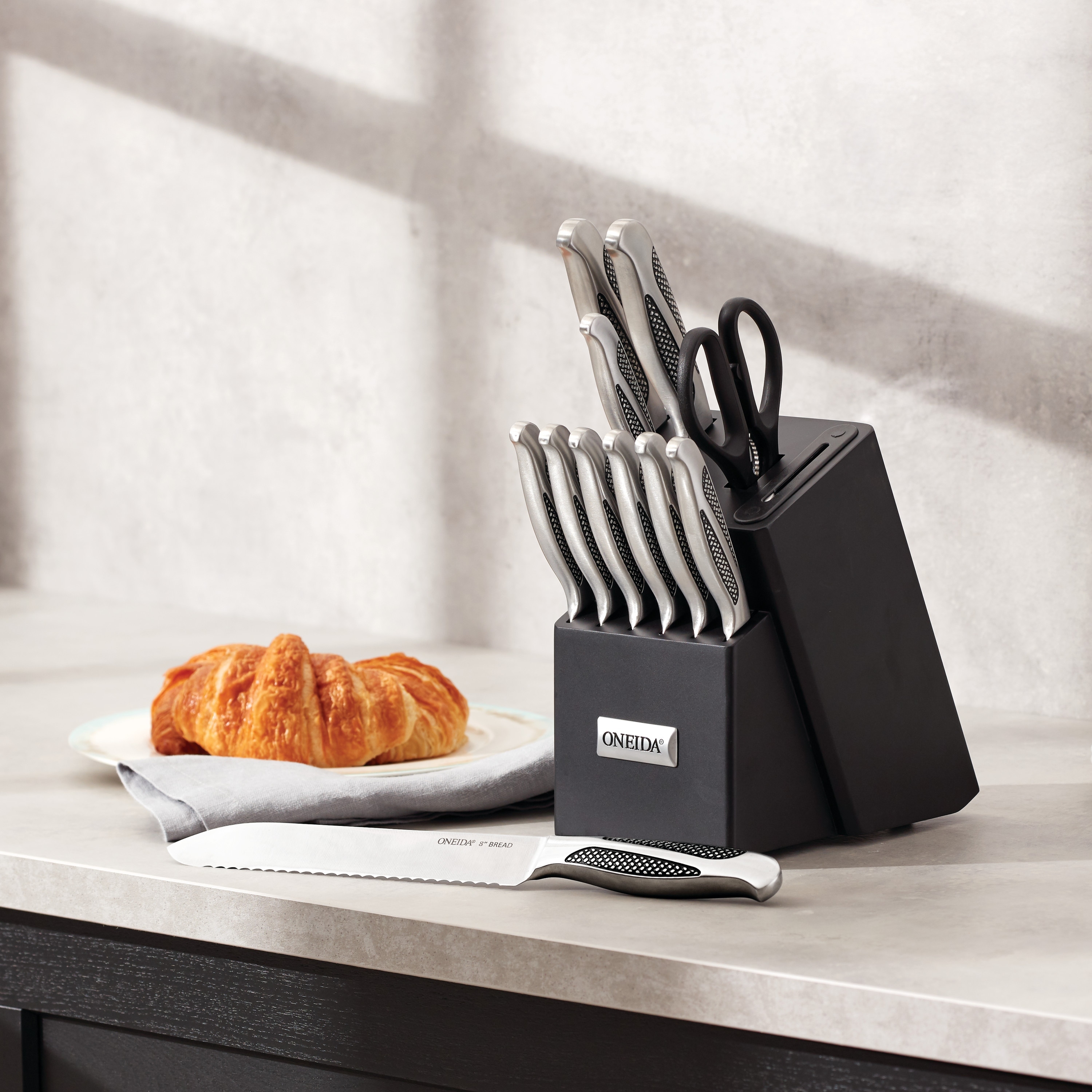 Oneida-14-Piece-Cutlery-Block-