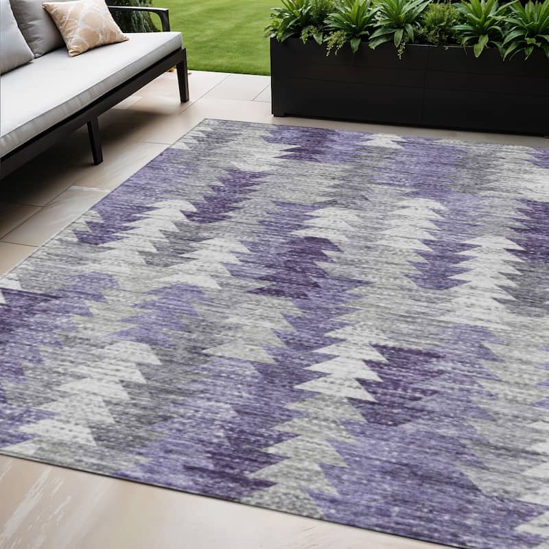 HomeRoots Geometric Transitional Rectangle Outdoor Rug - 5' X 8'
