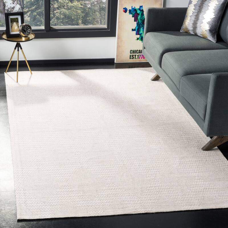 SAFAVIEH Handmade Marbella Annelouise Modern Viscose Rug - 4' x 6' - Silver/Ivory