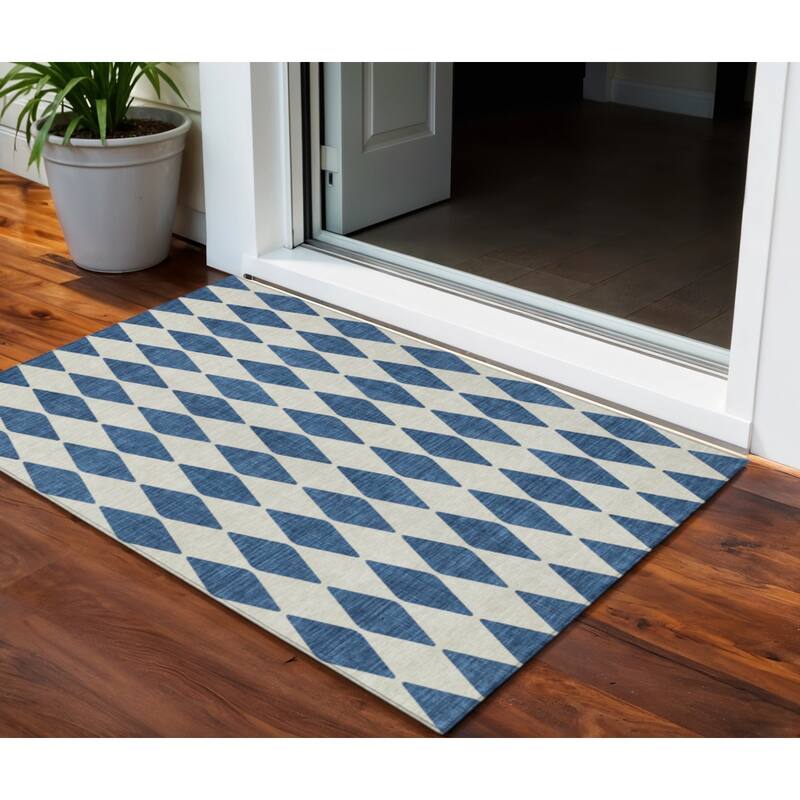 HomeRoots Geometric Transitional Rectangle Outdoor Rug - 3' x 5'