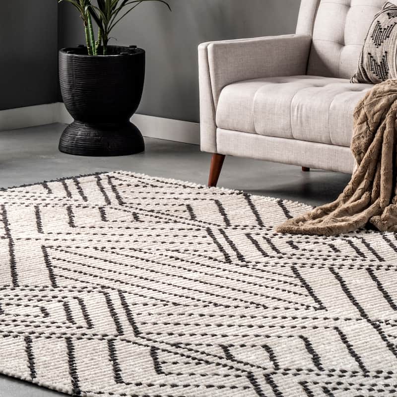 Nuloom Tatiana Soft Shaggy Textured Modern Diamond Fringe Area Rug