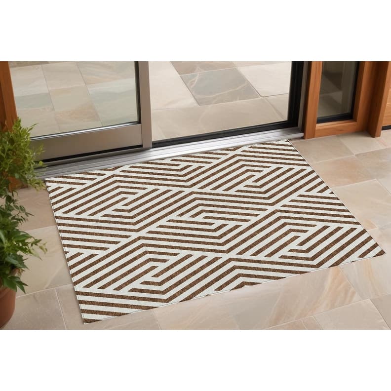 Saro Stylish Geometric Weather Resistant Classic Meets Modern Outdoor Rug