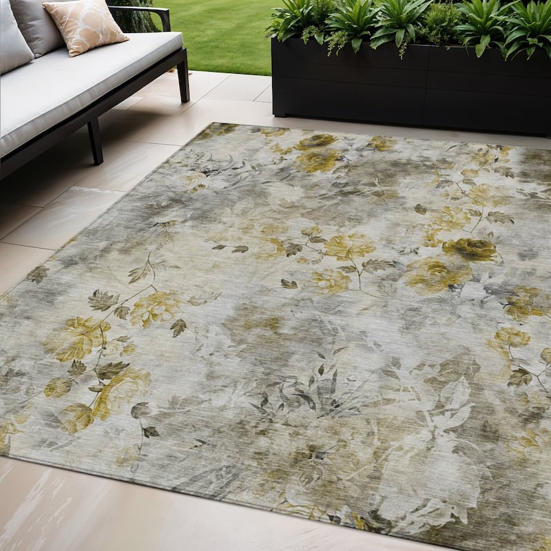 HomeRoots Floral Transitional Rectangle Outdoor Rug - 5' X 8'