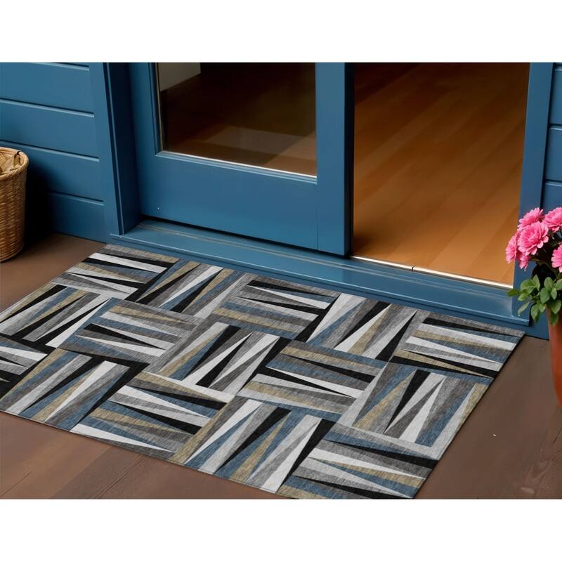 HomeRoots Geometric Transitional Rectangle Outdoor Rug - 3' x 5'
