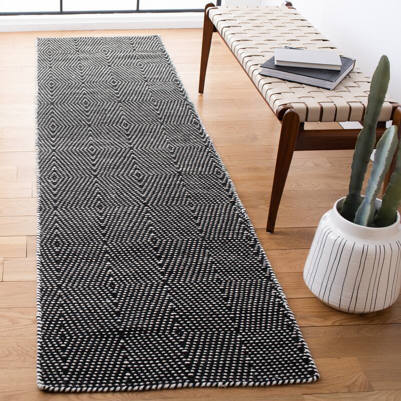 SAFAVIEH Flatweave Kilim Ceren Wool Rug - 2'3" x 9' Runner - Black/Ivory