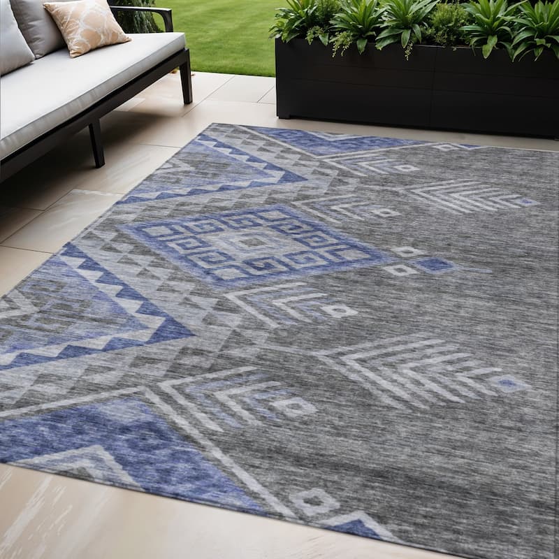 HomeRoots Southwestern Transitional Rectangle Outdoor Rug - 5' X 8'