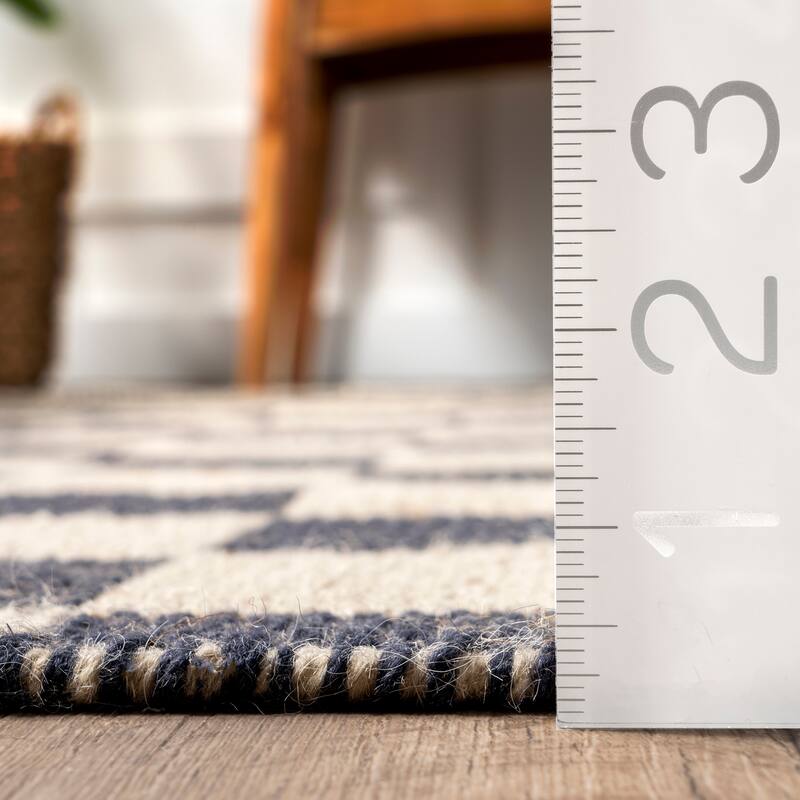 Nuloom Connie Checkered Wool/Jute Tasseled Area Rug