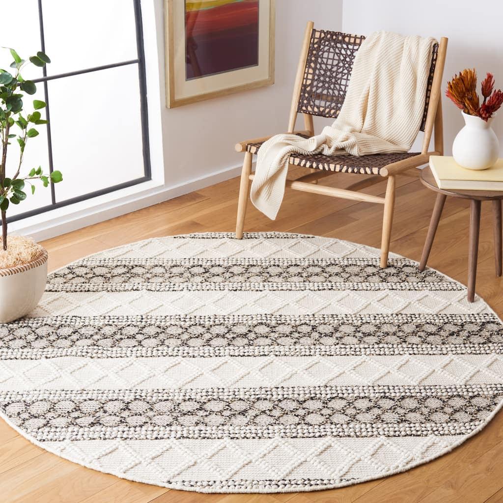 SAFAVIEH, Handmade Natura Marena Wool Braided Tassel Rug