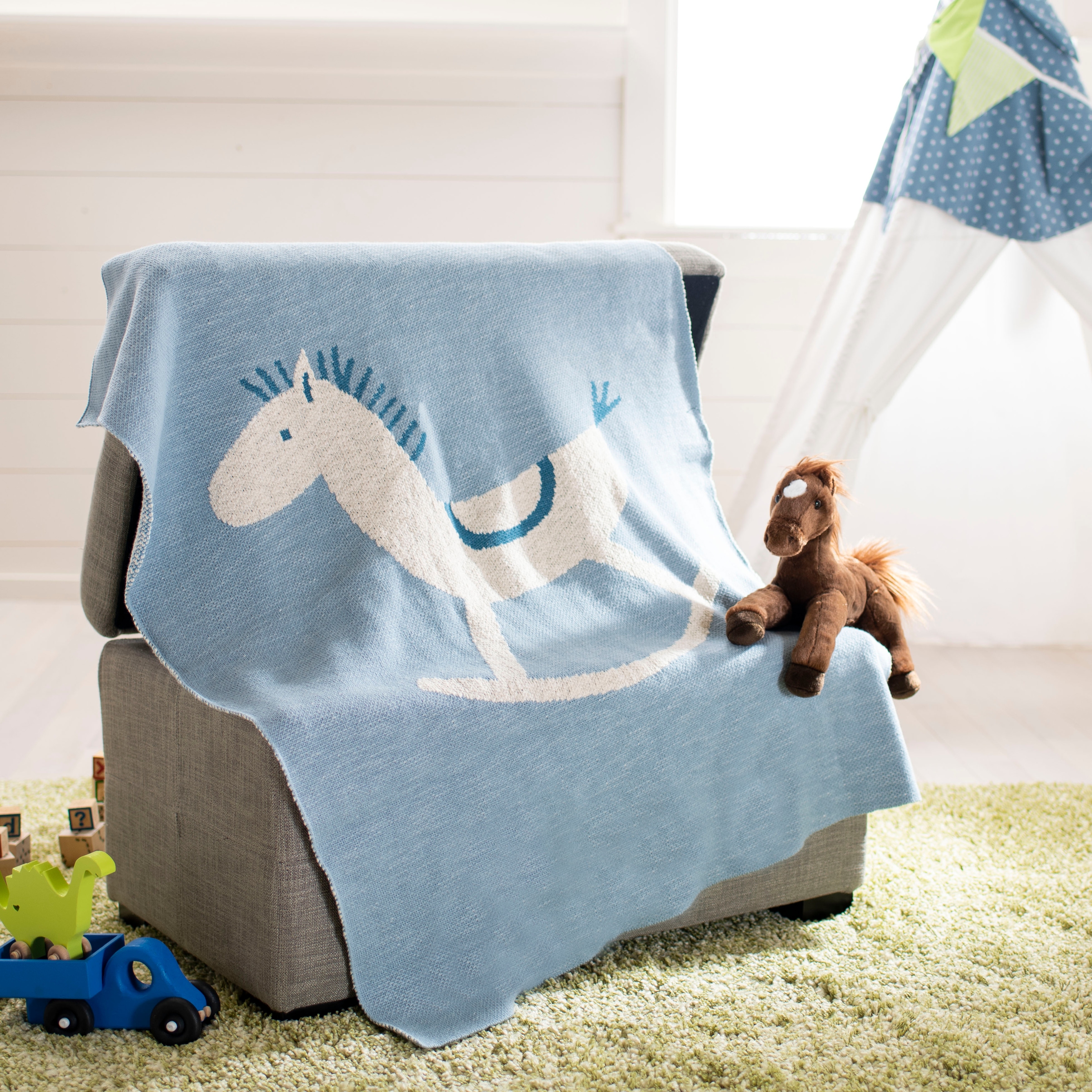 SAFAVIEH Sivine Baby Trot Throw - 2'8" x 3'4" - 2'8" x 3'4"