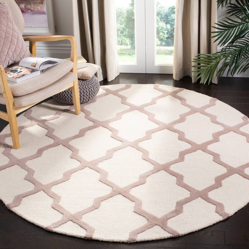 SAFAVIEH Handmade Cambridge Eirny Moroccan Trellis Wool Rug - 6' Round - Ivory/Beige