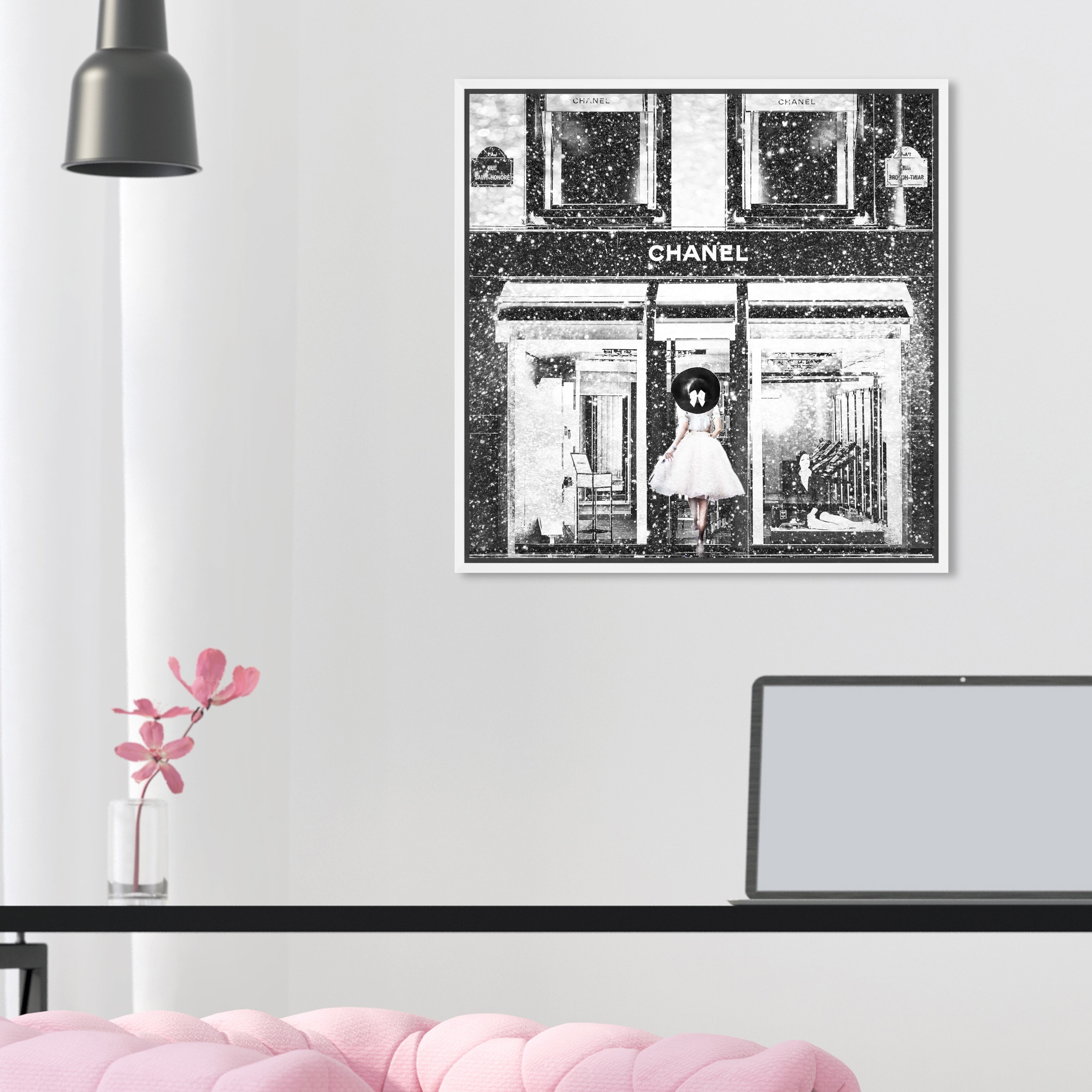Oliver Gal Fashion and Glam Wall Art Framed Canvas Prints 'Queen