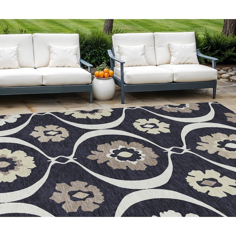HomeRoots Medallion Transitional Rectangle Outdoor Rug - 10' X 14'