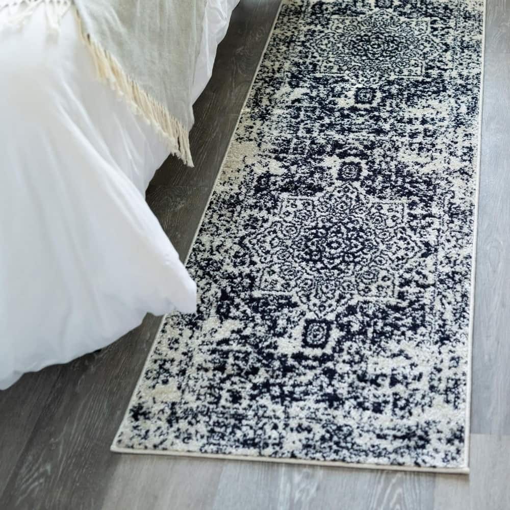 Traditional Brenda Collection Area Rug