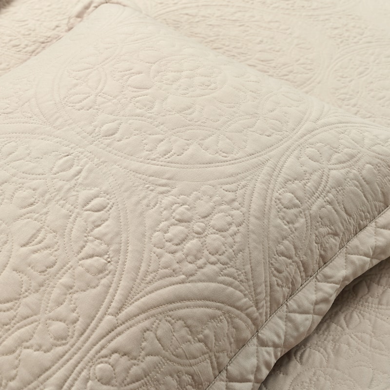 Lush Decor Medallion Scallop Bedspread Set