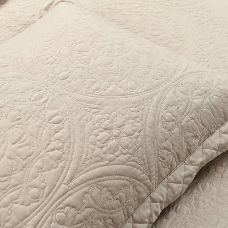 Lush Decor Medallion Scallop Bedspread Set