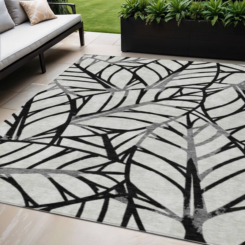 HomeRoots Floral Transitional Rectangle Outdoor Rug - 5' X 8'