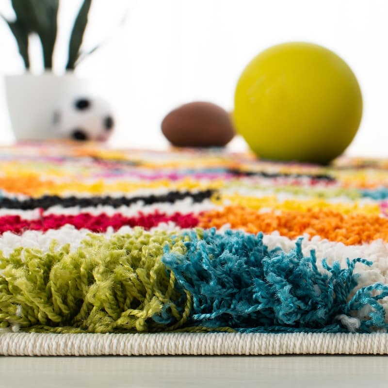 SAFAVIEH Kids Shag Veniamina Chevron Nursery Playroom 2-inch Thick Rug