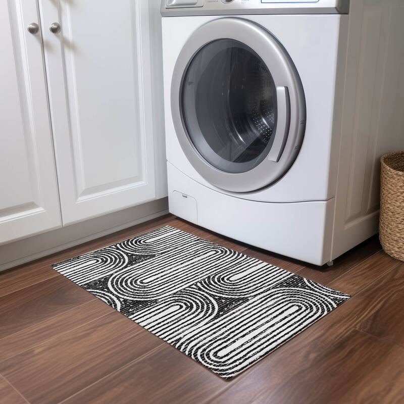 Machine Washable Indoor/ Outdoor Modern Vibes Chantille Rug - Black - 1'8" x 2'6"