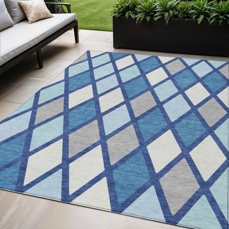 HomeRoots Geometric Transitional Rectangle Outdoor Rug - 5' X 8'