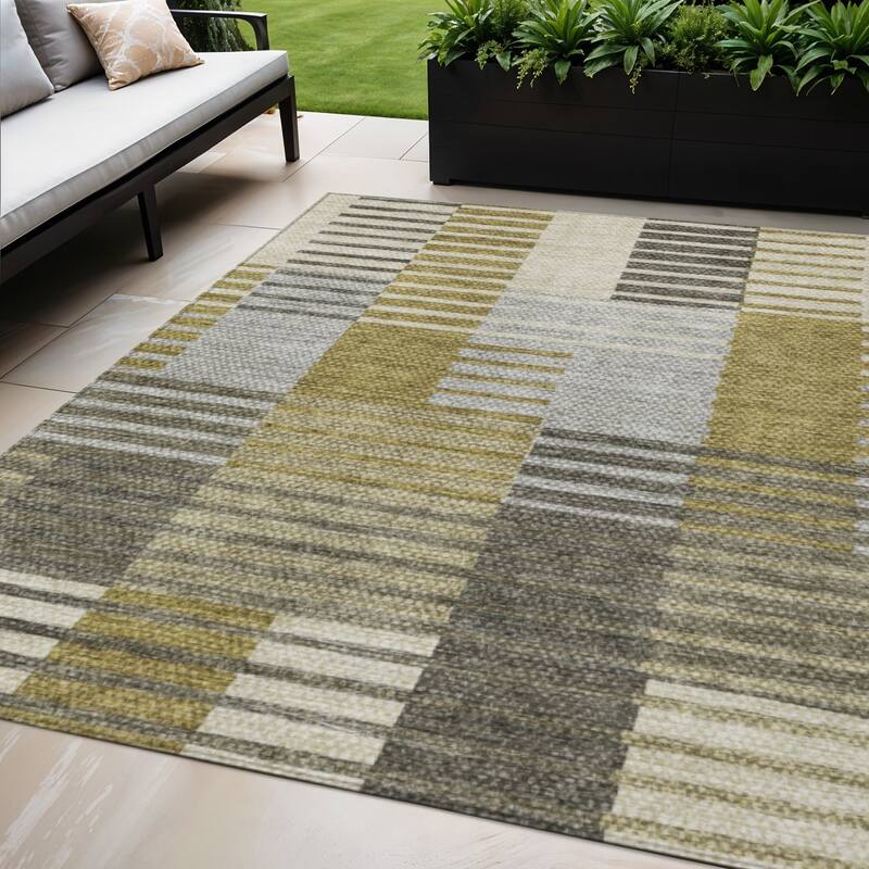 HomeRoots Striped Transitional Rectangle Outdoor Rug - 5' X 8'