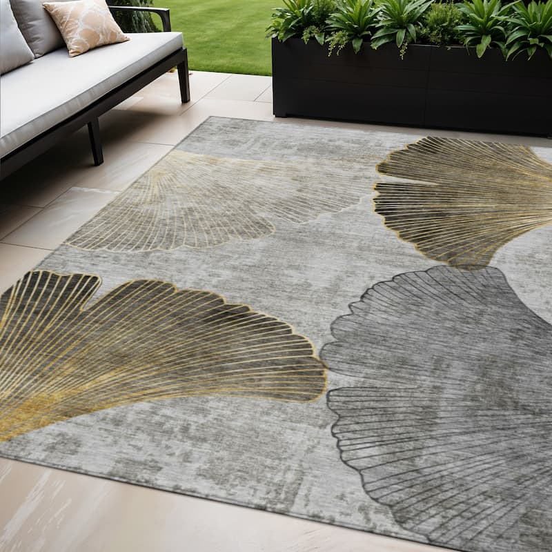 HomeRoots Floral Transitional Rectangle Outdoor Rug - 5' X 8'
