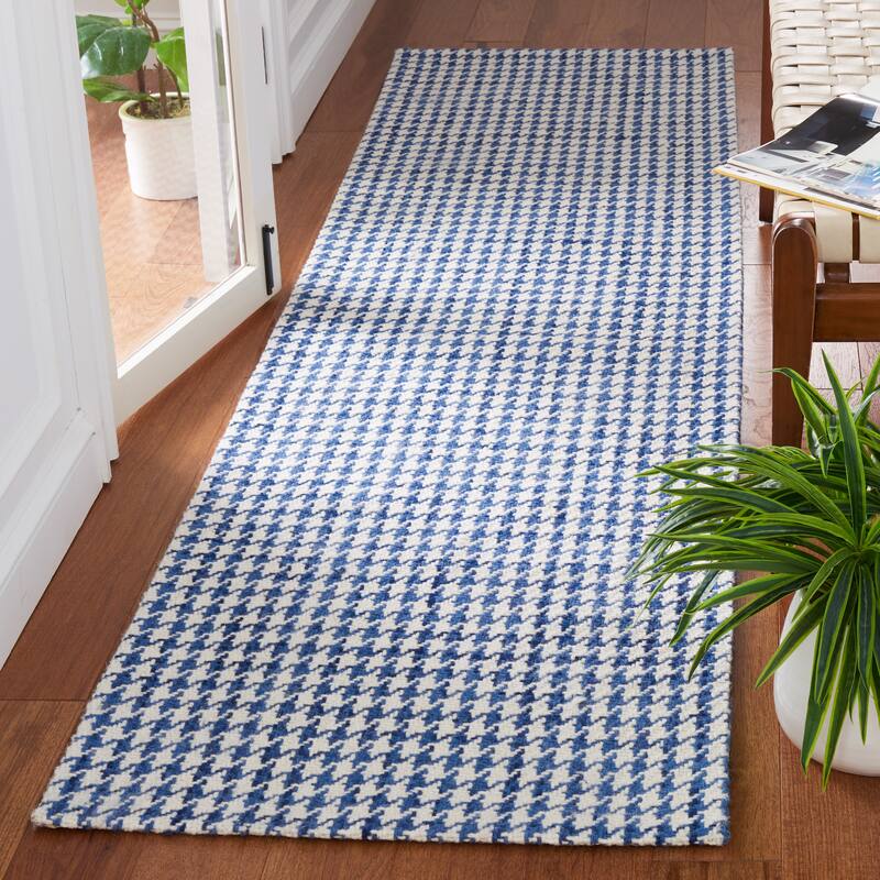 SAFAVIEH, Handmade Marbella Nahed Wool Rug - 2'3" x 7' Runner - Navy/Ivory