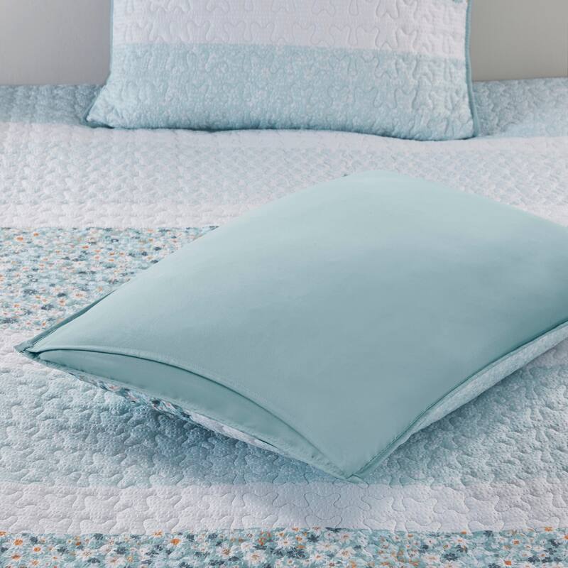 Madison Park Evian 4 Piece Seersucker Quilt Set with Throw Pillow