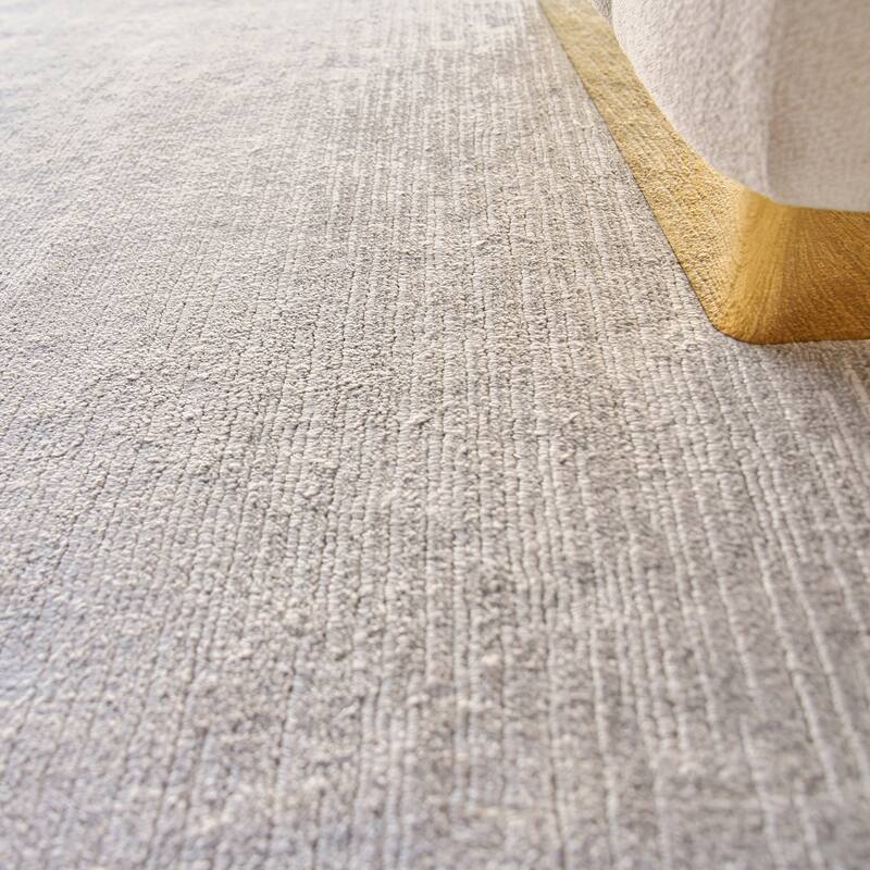 EXQUISITE RUGS Tangaro Hand-loomed Bamboo Silk/Banana Silk Silver Area Rug.