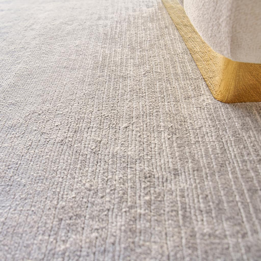 EXQUISITE RUGS Tangaro Hand-loomed Bamboo Silk/Banana Silk Silver Area Rug.