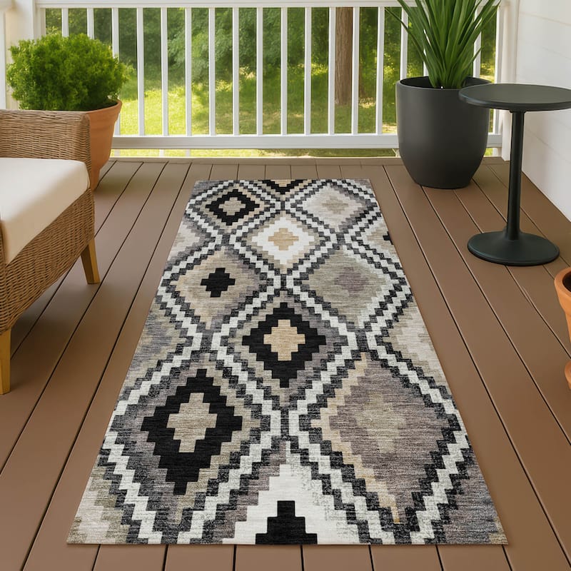 Machine Washable Indoor/ Outdoor Global Geo Chantille Rug - Black - 2'3" x 7'6"