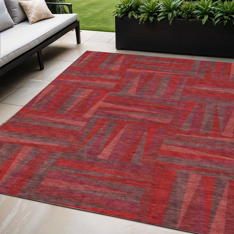 HomeRoots Geometric Transitional Rectangle Outdoor Rug - 5' X 8'