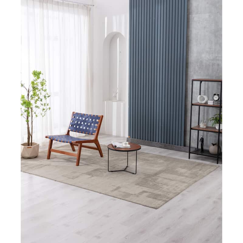 Wooden Living Room Lounge Chair With White Wool Carpet