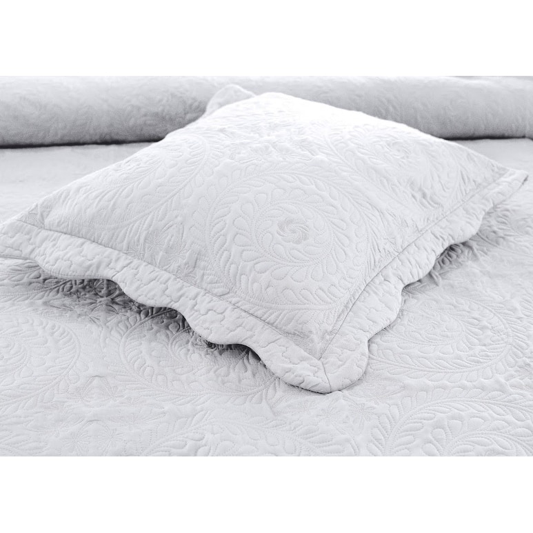Embroidered Oversized Scalloped Edge Quilt Set