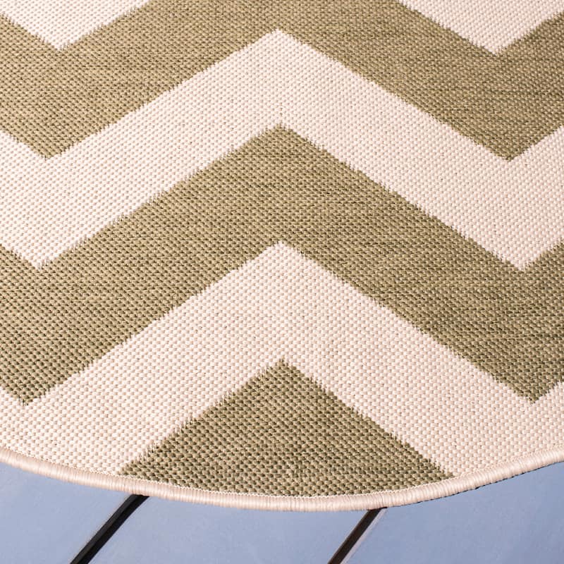SAFAVIEH Courtyard Merlene Chevron Indoor/ Outdoor Waterproof Patio Backyard Rug