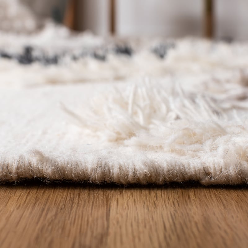 SAFAVIEH Handmade Kenya Faten Wool Tassel Rug