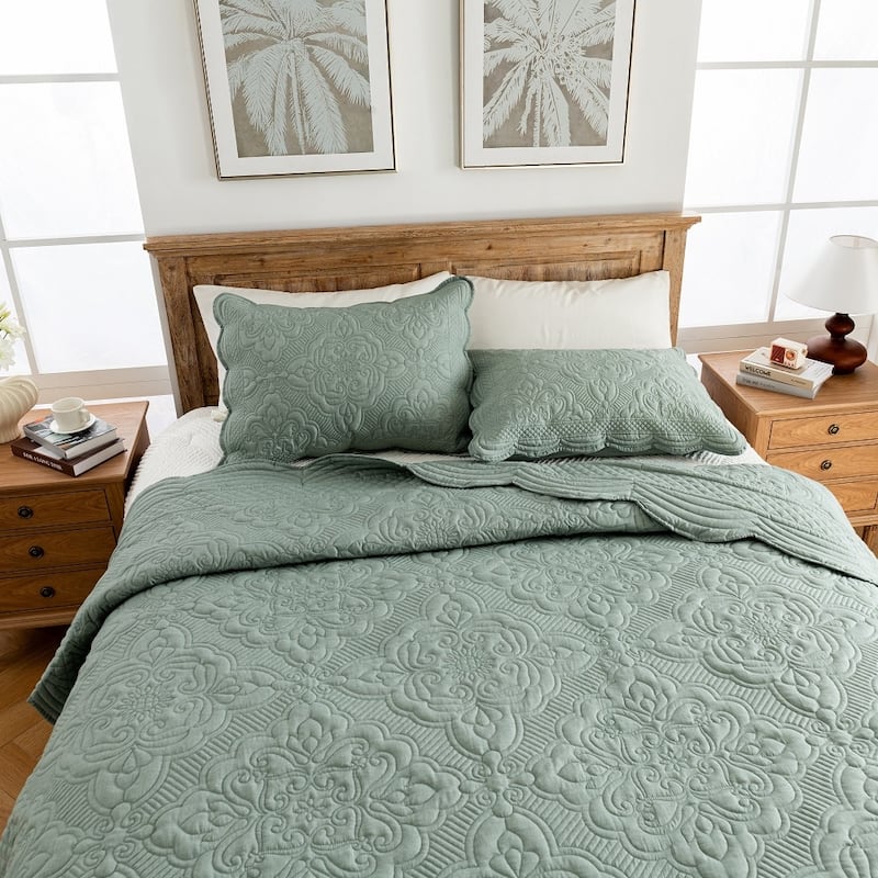 Wholinens 3 Piece Scalloped Edge Floral Bedspread Quilt Set