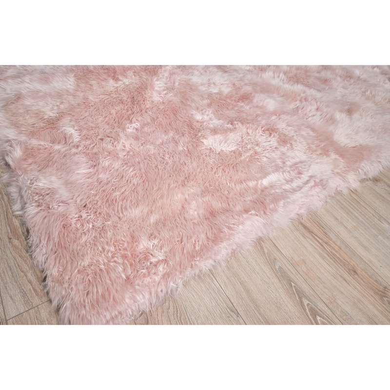 EXQUISITE RUGS Sheepskin Hand-stitched Blush Area Rug.