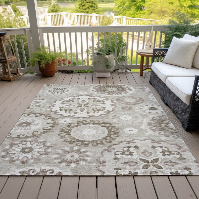 Machine Washable Indoor/ Outdoor Chantille Casual Medallion Rug - Taupe - 5' x 7'6"