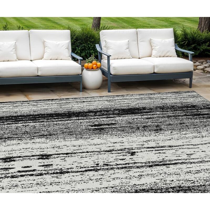 HomeRoots Striped Transitional Rectangle Outdoor Rug - 8' X 10'
